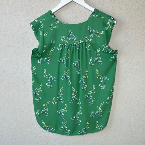 LOFT V Neck Flutter Sleeve Green Floral Blouse Size MP - Picture 4 of 11